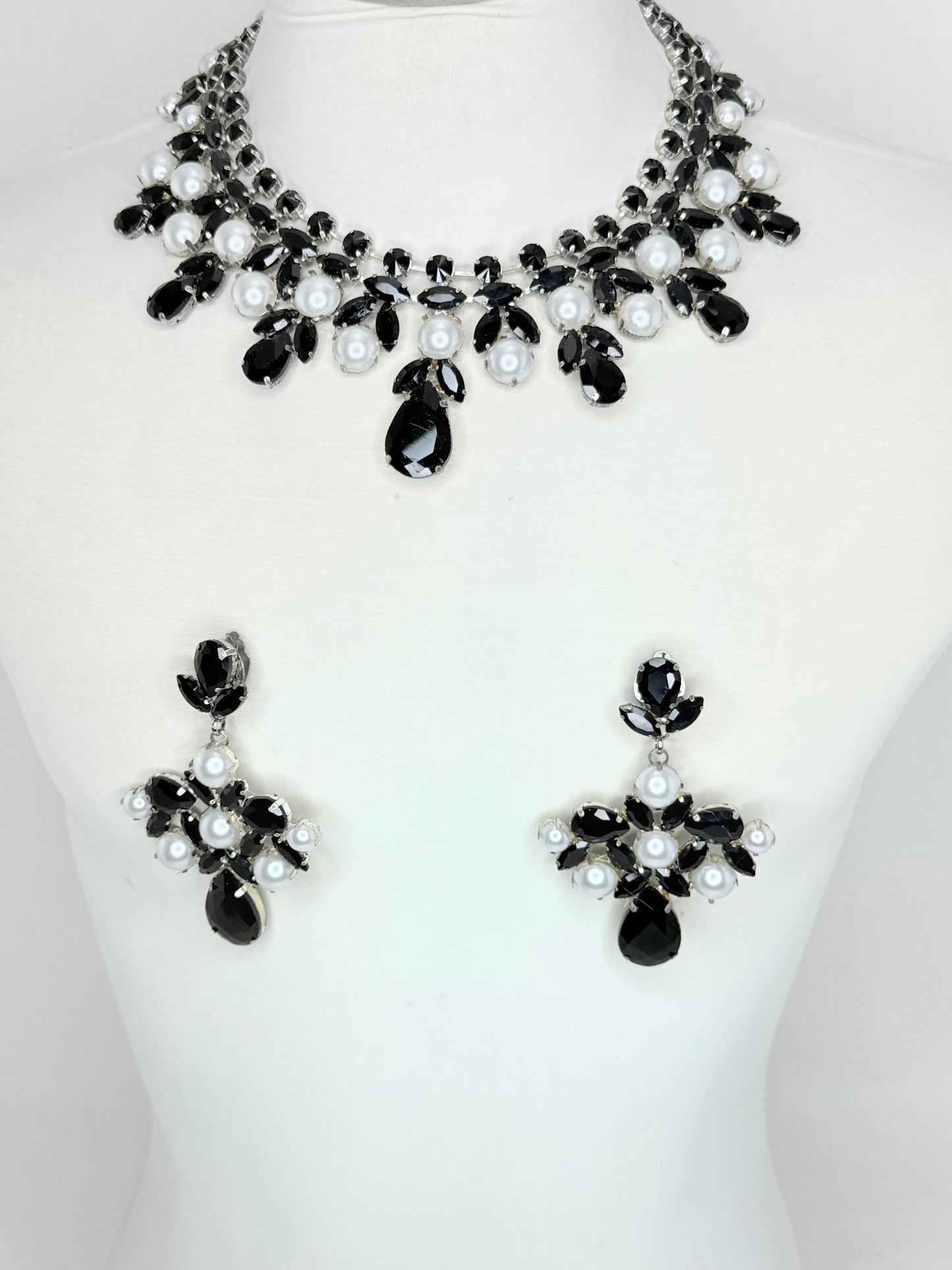 Black & Pearl Necklace Set